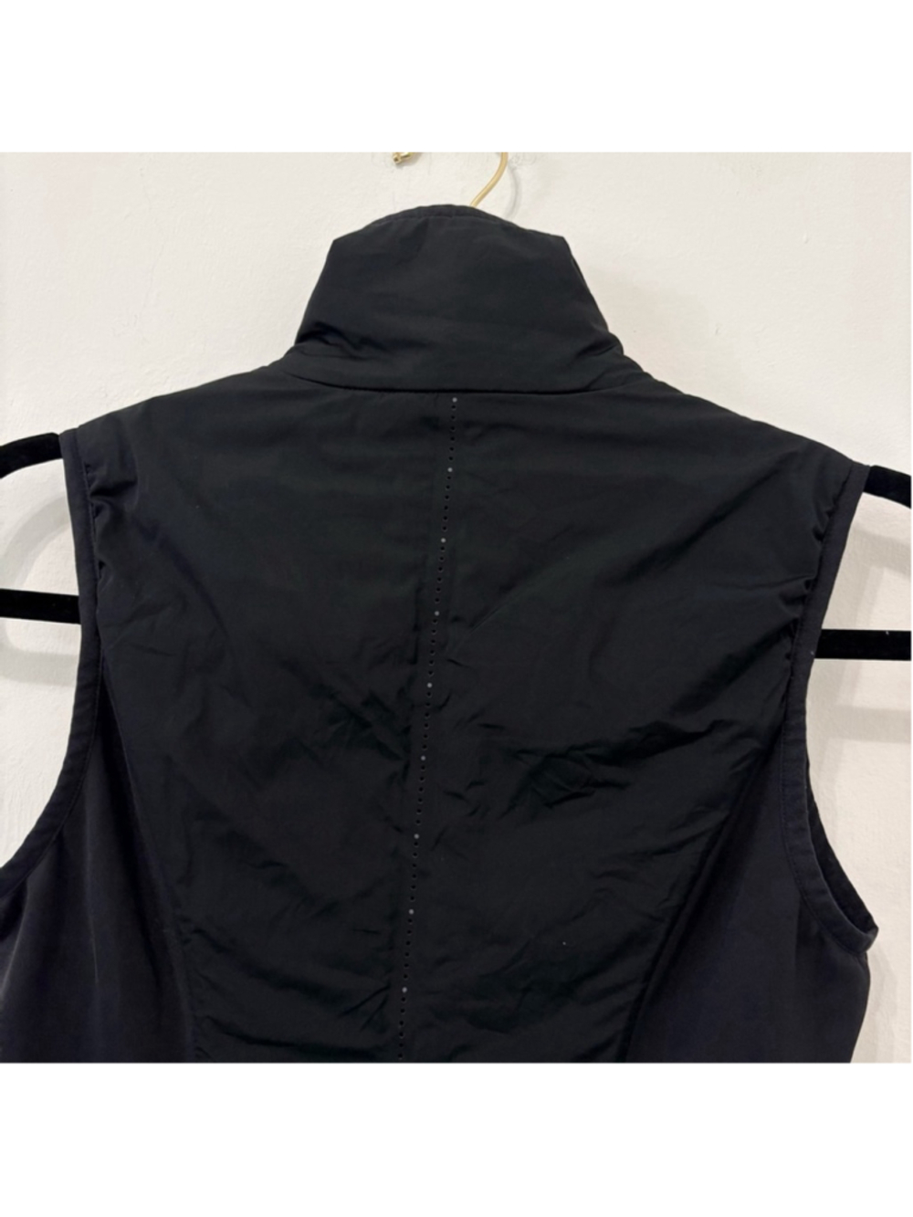 Lululemon Run For Cold Vest Black Sz 4 EUC - Picture 8 of 10